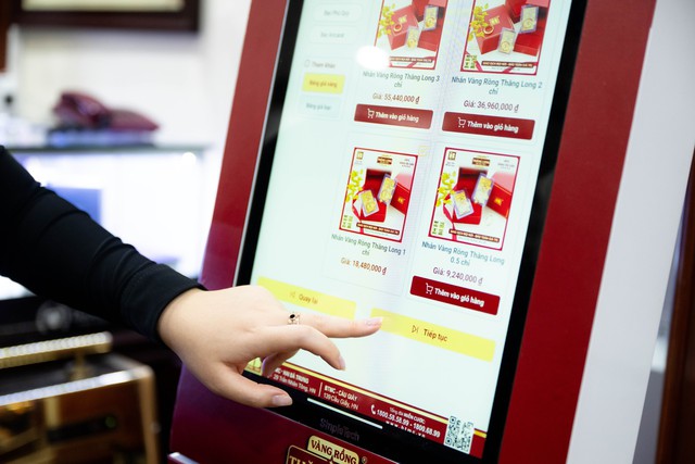 CLIP Chi tiết cách sử dụng chiếc máy cứ chạm vào và vàng ra đang hot ở Hà Nội- Ảnh 5.