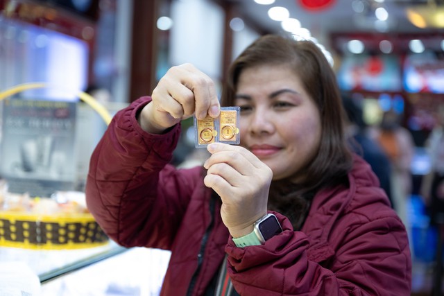 CLIP Chi tiết cách sử dụng chiếc máy cứ chạm vào và vàng ra đang hot ở Hà Nội- Ảnh 10.