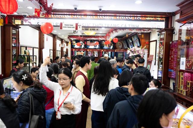 CLIP Chi tiết cách sử dụng chiếc máy cứ chạm vào và vàng ra đang hot ở Hà Nội- Ảnh 1.