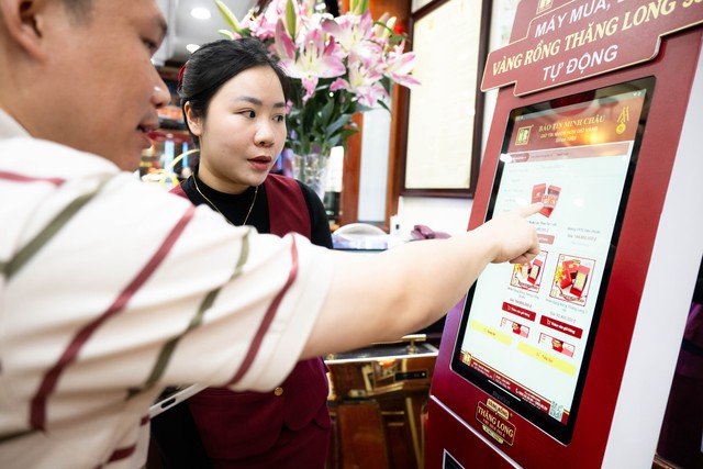 CLIP Chi tiết cách sử dụng chiếc máy cứ chạm vào và vàng ra đang hot ở Hà Nội- Ảnh 4.