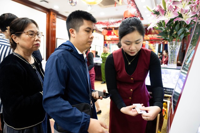 CLIP Chi tiết cách sử dụng chiếc máy cứ chạm vào và vàng ra đang hot ở Hà Nội- Ảnh 6.