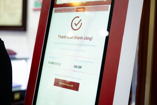 CLIP Chi tiết cách sử dụng chiếc máy cứ chạm vào và vàng ra đang hot ở Hà Nội- Ảnh 9.