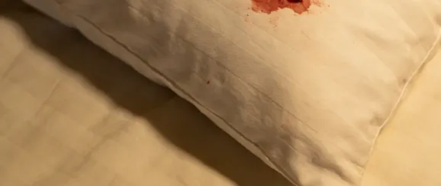 Nửa đêm tỉnh giấc, bé gái lớp 7 kinh hãi phát hiện vết máu loang trên gối: Thủ phạm nằm ngay trong nhà - Ảnh 1.