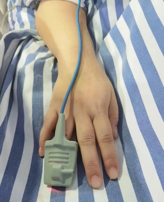 Cô gái 28 tuổi bị ngưng tim, bất ngờ khi thợ làm móng được gọi đến "hỗ trợ" bác sĩ cấp cứu - Ảnh 2.