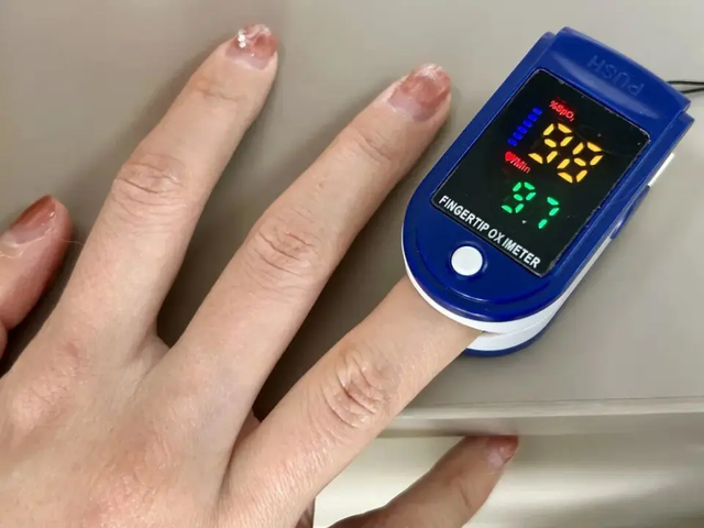 Cô gái 28 tuổi bị ngưng tim, bất ngờ khi thợ làm móng được gọi đến "hỗ trợ" bác sĩ cấp cứu - Ảnh 3.