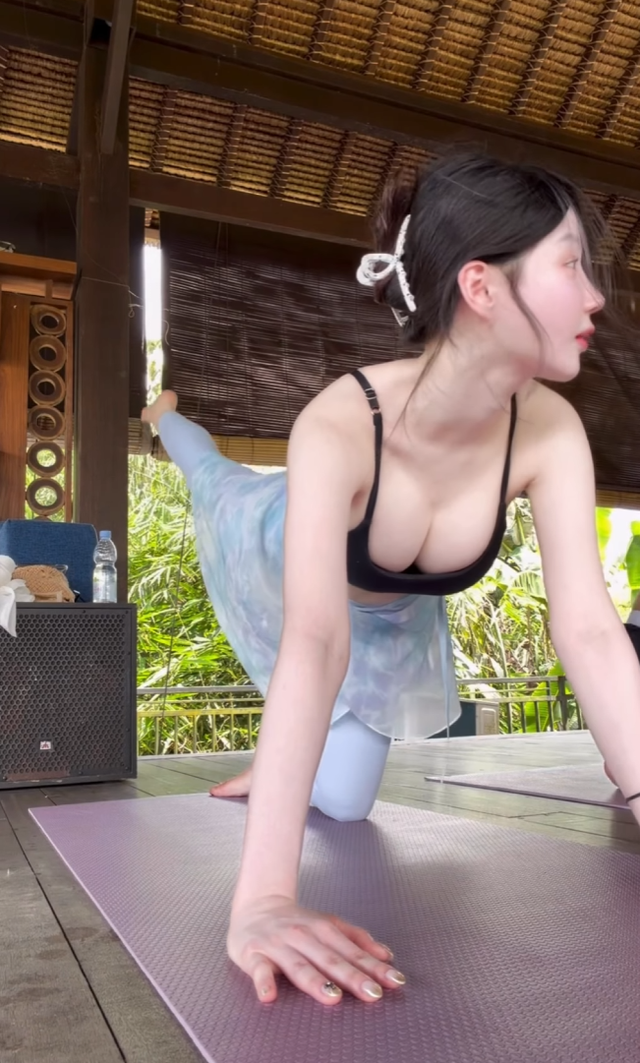 Ngẫu hứng đặt máy quay, nữ game thủ khoe khéo đường cong Yoga nóng bỏng- Ảnh 5.