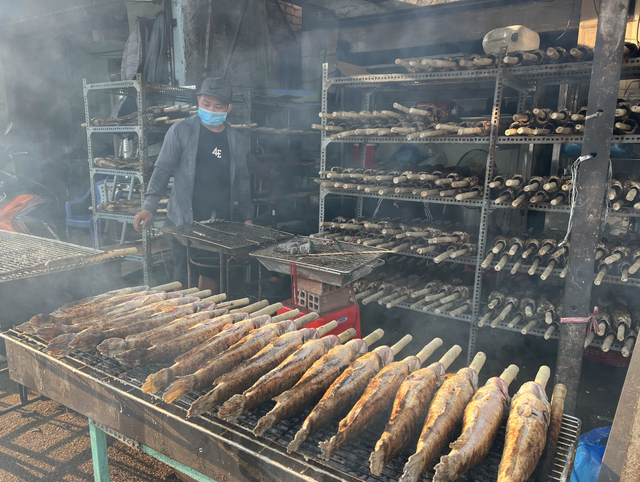 100 tấn cá lóc đổ bộ TP.HCM, thủ phủ cá nướng đỏ lửa xuyên đêm nướng 5.000 con ngày vía Thần Tài - Ảnh 1.