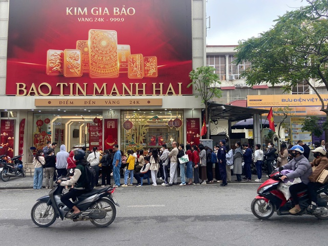 Nhật ký mua vàng của tôi: Đi từ 26 Tết, 4 lần về tay không, ra Giêng rồi mới cầm được 1 chỉ!- Ảnh 2.