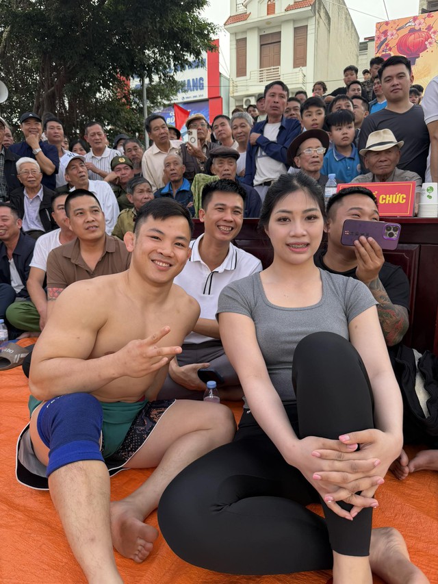 Xem đấu vật hội làng kịch tính: "Quỷ lùn" Đào Hồng Sơn chật vật đấu hotgirl Anh Thơ  - Ảnh 2.