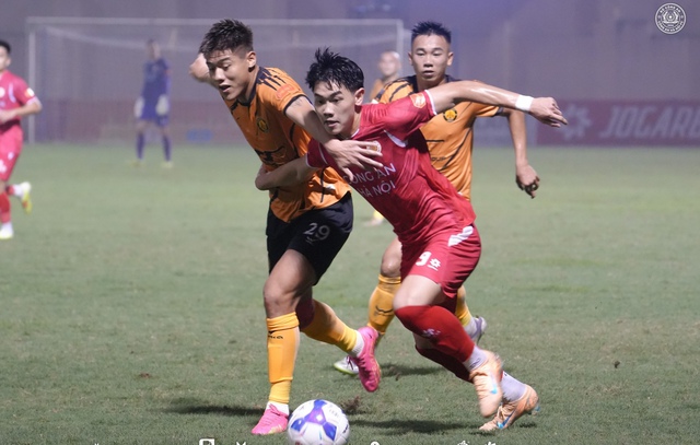 Không nhận ra Đình Bắc khi về quê, diện sơ mi trắng như soái ca nhưng làm một điều lạ lắm  - Ảnh 2.