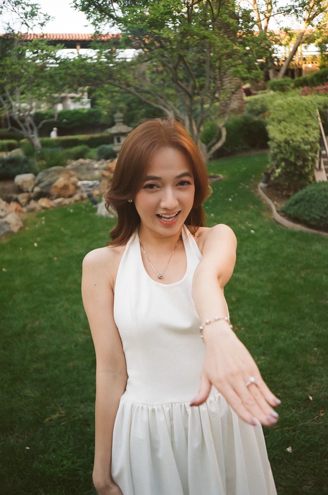 Mở bát Vbiz 2026: Nữ ca sĩ được cầu hôn, danh tính bạn trai gây bất ngờ- Ảnh 1. Mở bát Vbiz 2026: Nữ ca sĩ được cầu hôn, danh tính bạn trai gây bất ngờ- Ảnh 1.