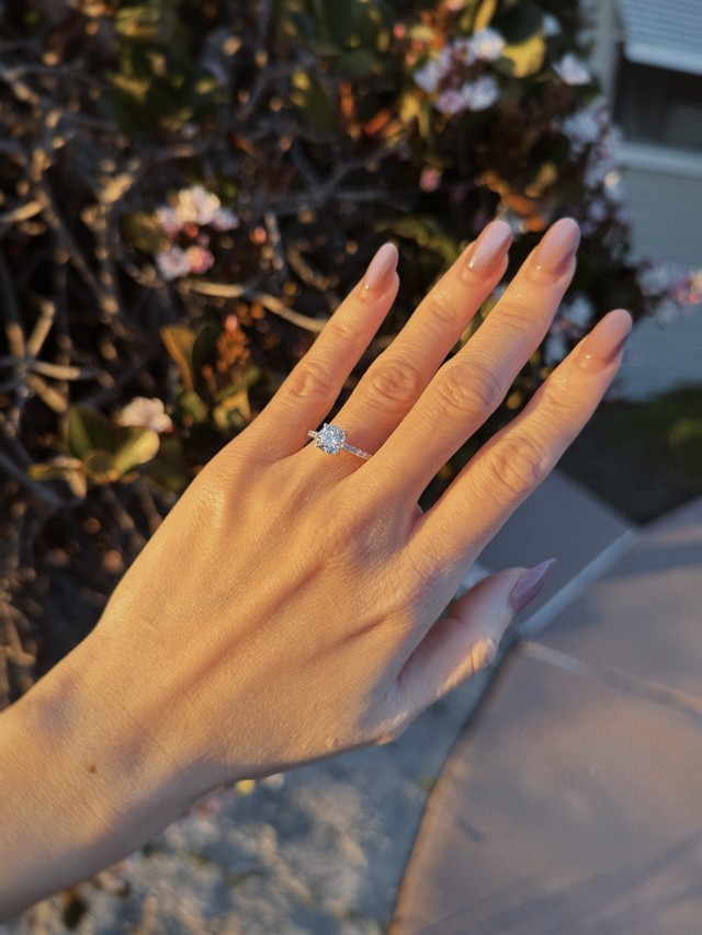 Mở bát Vbiz 2026: Nữ ca sĩ được cầu hôn, danh tính bạn trai gây bất ngờ- Ảnh 4. Mở bát Vbiz 2026: Nữ ca sĩ được cầu hôn, danh tính bạn trai gây bất ngờ- Ảnh 4.