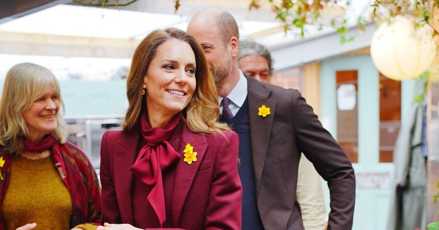 Bất chấp mưa lạnh, Vương phi Kate cùng chồng "phá vỡ" lịch trình chỉ vì lời thỉnh cầu của một fan nhí - Ảnh 1.