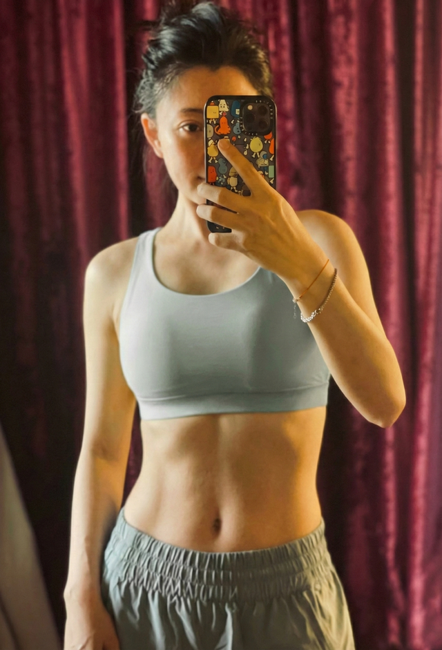 Nữ diễn viên 46 tuổi gây sốt mạng xã hội chỉ vì 1 bức ảnh nhễ nhại mồ hôi - Ảnh 3.