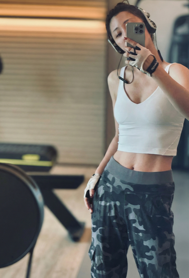 Nữ diễn viên 46 tuổi gây sốt mạng xã hội chỉ vì 1 bức ảnh nhễ nhại mồ hôi - Ảnh 2.