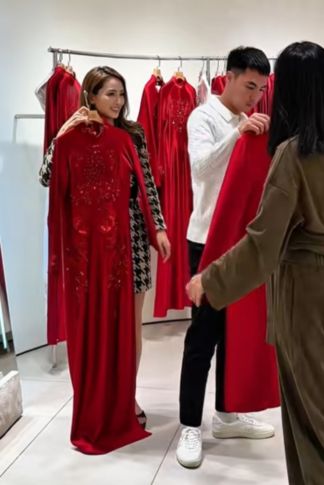 Lộ hình ảnh MC Huyền Trang Mù Tạt cùng tiền vệ Đức Huy đi thử áo dài cho lễ ăn hỏi diễn ra hôm nay  - Ảnh 2.