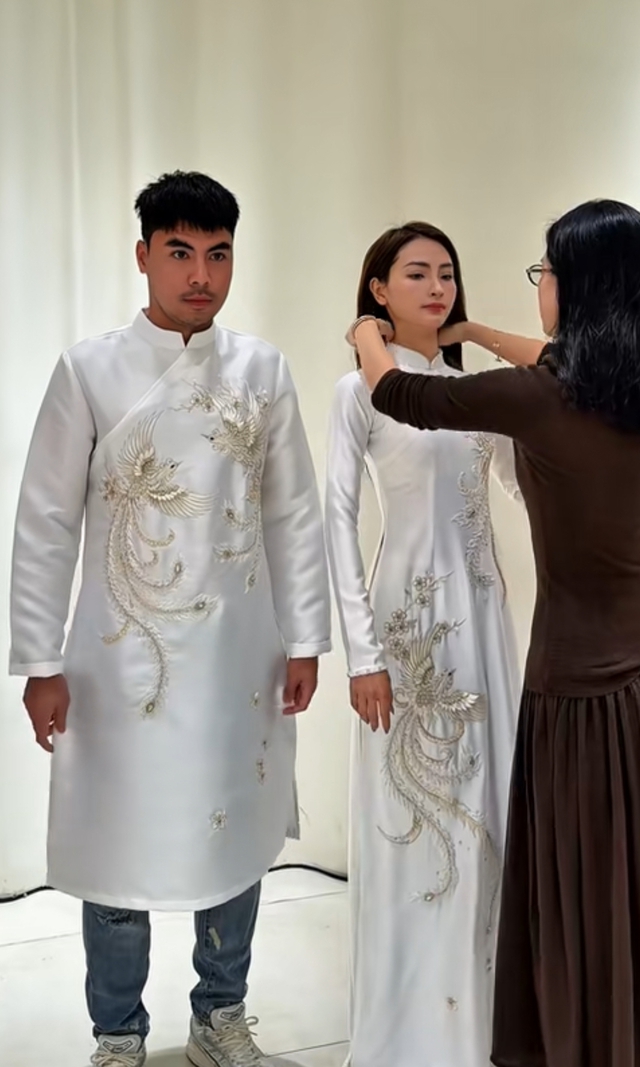 Lộ hình ảnh MC Huyền Trang Mù Tạt cùng tiền vệ Đức Huy đi thử áo dài cho lễ ăn hỏi diễn ra hôm nay  - Ảnh 1.
