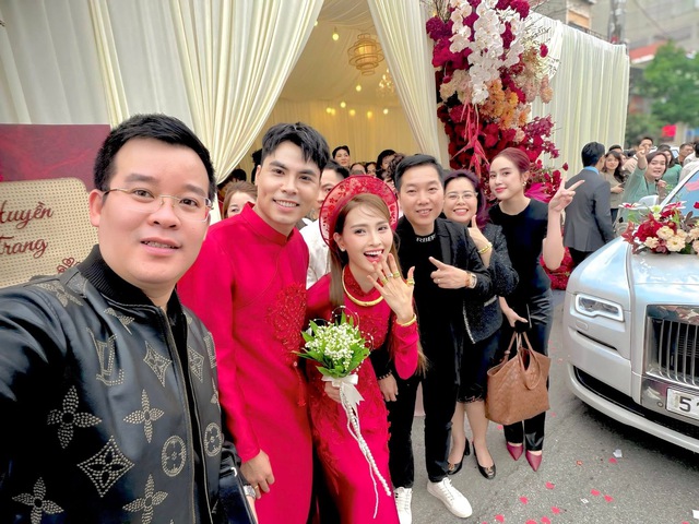 MC Huyền Trang vàng đeo trĩu tay nặng cổ ngày ăn hỏi Đức Huy, màn tương tác mẹ chồng nàng dâu mới gây chú ý- Ảnh 1. MC Huyền Trang vàng đeo trĩu tay nặng cổ ngày ăn hỏi Đức Huy, màn tương tác mẹ chồng nàng dâu mới gây chú ý- Ảnh 1.