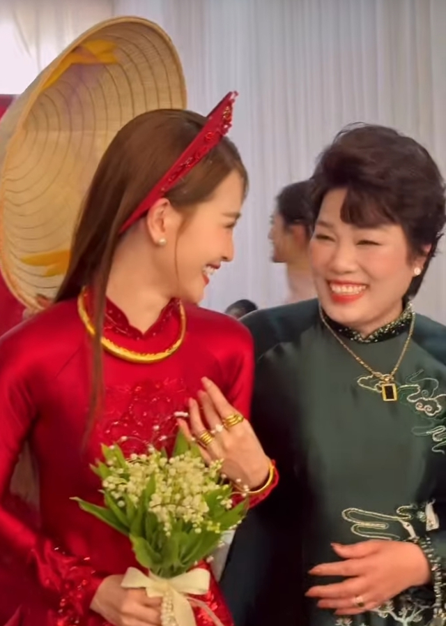 MC Huyền Trang vàng đeo trĩu tay nặng cổ ngày ăn hỏi Đức Huy, màn tương tác mẹ chồng nàng dâu mới gây chú ý- Ảnh 4. MC Huyền Trang vàng đeo trĩu tay nặng cổ ngày ăn hỏi Đức Huy, màn tương tác mẹ chồng nàng dâu mới gây chú ý- Ảnh 4.