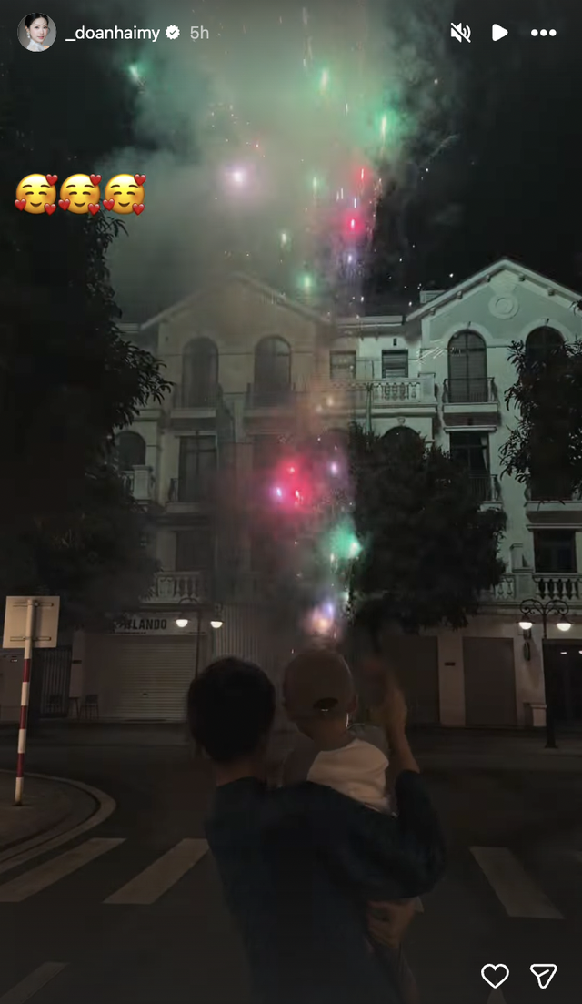 Doãn Hải My bế con ngắm pháo hoa ở khu biệt thự bạc tỷ, một câu nói của bà ngoại về Văn Hậu cực viral - Ảnh 1.