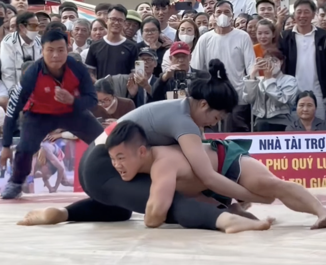 Xem đấu vật hội làng kịch tính: "Quỷ lùn" Đào Hồng Sơn chật vật đấu hotgirl Anh Thơ  - Ảnh 1.