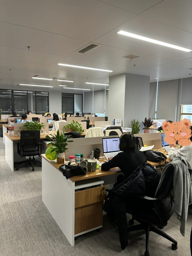 Bài học xương máu từ sếp nữ 10 năm kinh nghiệm: Đừng vội "dốc ruột gan" chỉ việc cho "ma mới"!- Ảnh 1.