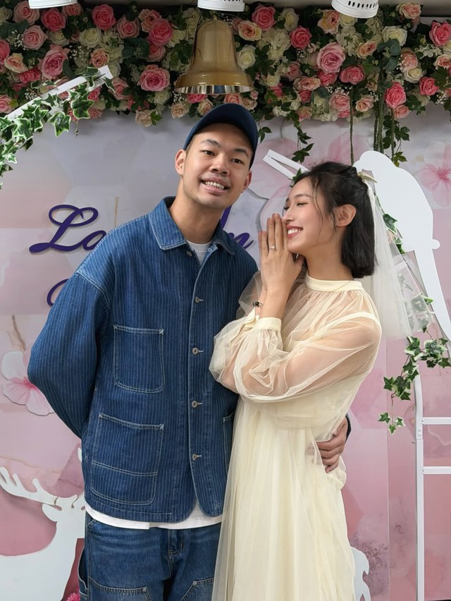 Nam diễn viên bị cấm sóng vô thời hạn giờ đi bán củ cải muối, để vợ MC nuôi cả nhà 8 miệng ăn- Ảnh 1. Nam diễn viên bị cấm sóng vô thời hạn giờ đi bán củ cải muối, để vợ MC nuôi cả nhà 8 miệng ăn- Ảnh 1.