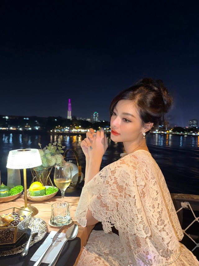 Á hậu Lona Kiều Loan bị "team qua đường" bắt gặp, xuất hiện bé trai gây chú ý- Ảnh 3.