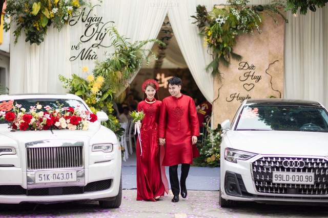 Ảnh nét căng: MC Mù Tạt đeo vàng nặng trĩu lên xe hoa cùng tuyển thủ Đức Huy,"nắn chồng" cực gắt ngay đêm tân hôn- Ảnh 1.