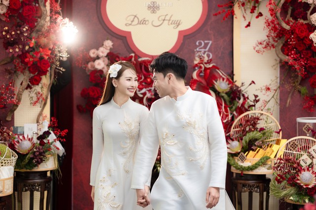 Ảnh nét căng: MC Mù Tạt đeo vàng nặng trĩu lên xe hoa cùng tuyển thủ Đức Huy,"nắn chồng" cực gắt ngay đêm tân hôn- Ảnh 8.