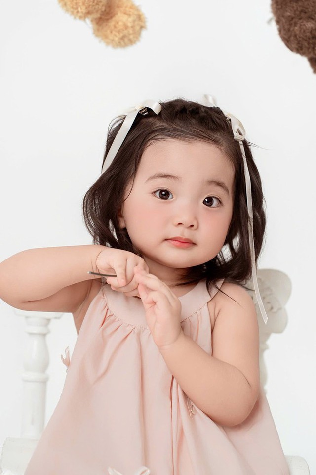 Phan Hiển khoe gen trội cực phẩm của con gái út Lisa, netizen "dội gáo nước lạnh": "Giọt nước cất và giọt nước súp!"- Ảnh 4. Phan Hiển khoe gen trội cực phẩm của con gái út Lisa, netizen "dội gáo nước lạnh": "Giọt nước cất và giọt nước súp!"- Ảnh 4.