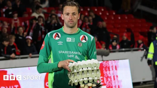 Giải bóng đá "độc lạ": Ai đời cầu thủ xuất sắc nhất trận đấu lại được tặng trứng, cà rốt và củi khô thế này!- Ảnh 1.