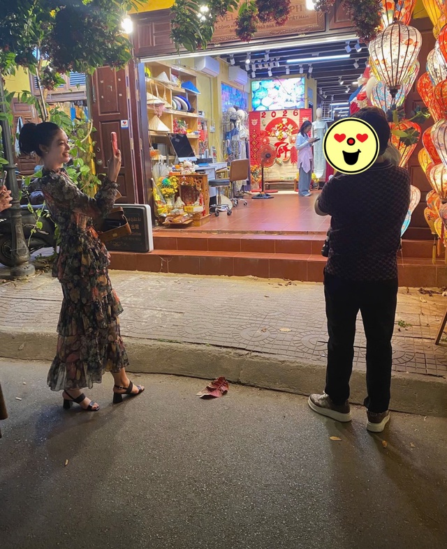 Á hậu Lona Kiều Loan bị "team qua đường" bắt gặp, xuất hiện bé trai gây chú ý- Ảnh 1.