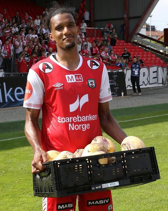 Giải bóng đá "độc lạ": Ai đời cầu thủ xuất sắc nhất trận đấu lại được tặng trứng, cà rốt và củi khô thế này!- Ảnh 4.