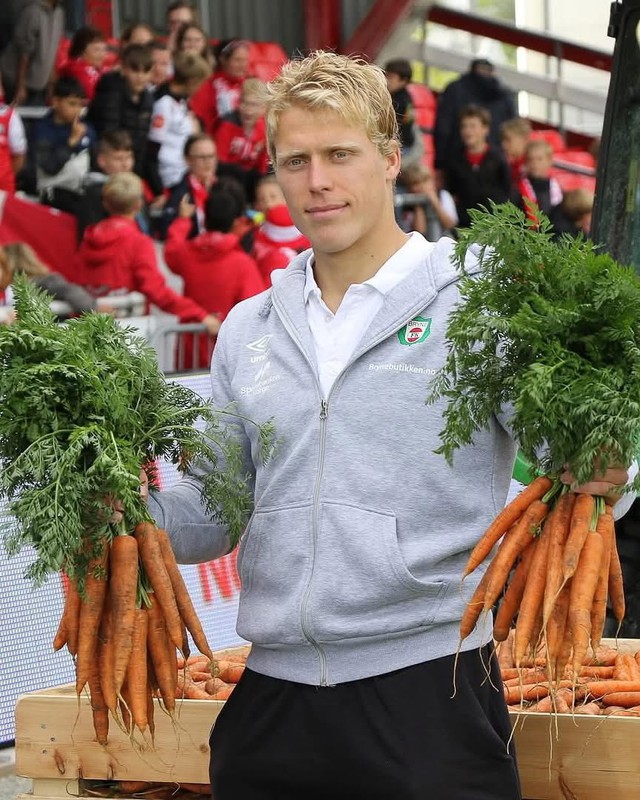 Giải bóng đá "độc lạ": Ai đời cầu thủ xuất sắc nhất trận đấu lại được tặng trứng, cà rốt và củi khô thế này!- Ảnh 6.