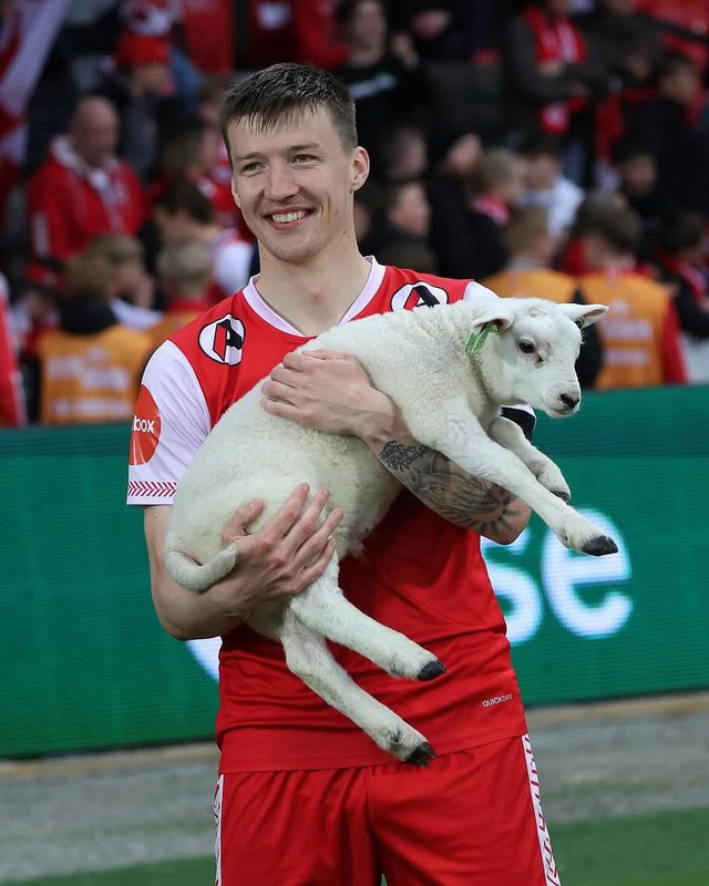 Giải bóng đá "độc lạ": Ai đời cầu thủ xuất sắc nhất trận đấu lại được tặng trứng, cà rốt và củi khô thế này!- Ảnh 2.