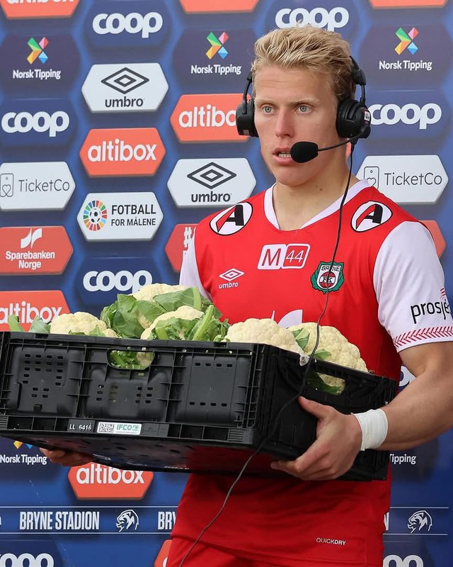 Giải bóng đá "độc lạ": Ai đời cầu thủ xuất sắc nhất trận đấu lại được tặng trứng, cà rốt và củi khô thế này!- Ảnh 3.