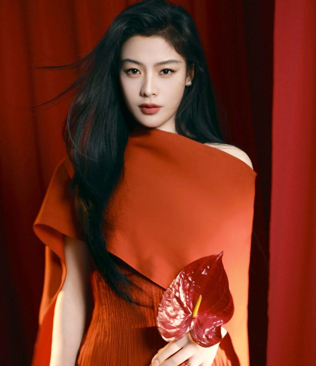 Đây chính là mỹ nhân đẹp nhất phim Tết 2026: Visual tuyệt tác trời ban, diễn hay đến nỗi vực dậy cả phòng vé- Ảnh 5. Đây chính là mỹ nhân đẹp nhất phim Tết 2026: Visual tuyệt tác trời ban, diễn hay đến nỗi vực dậy cả phòng vé- Ảnh 5.