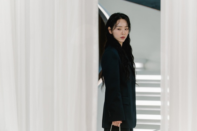 11 chi tiết ẩn đắt giá ở The Art of Sarah: 4 cái tên - 4 bản ngã, người đàn ông đã chết là ai?- Ảnh 9.