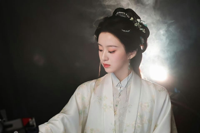 Phong hoa tuyệt đại cũng không đủ hình dung mỹ nhân này: Trời sinh để đóng cổ trang, ngắm một hồi tưởng xuyên không- Ảnh 1.