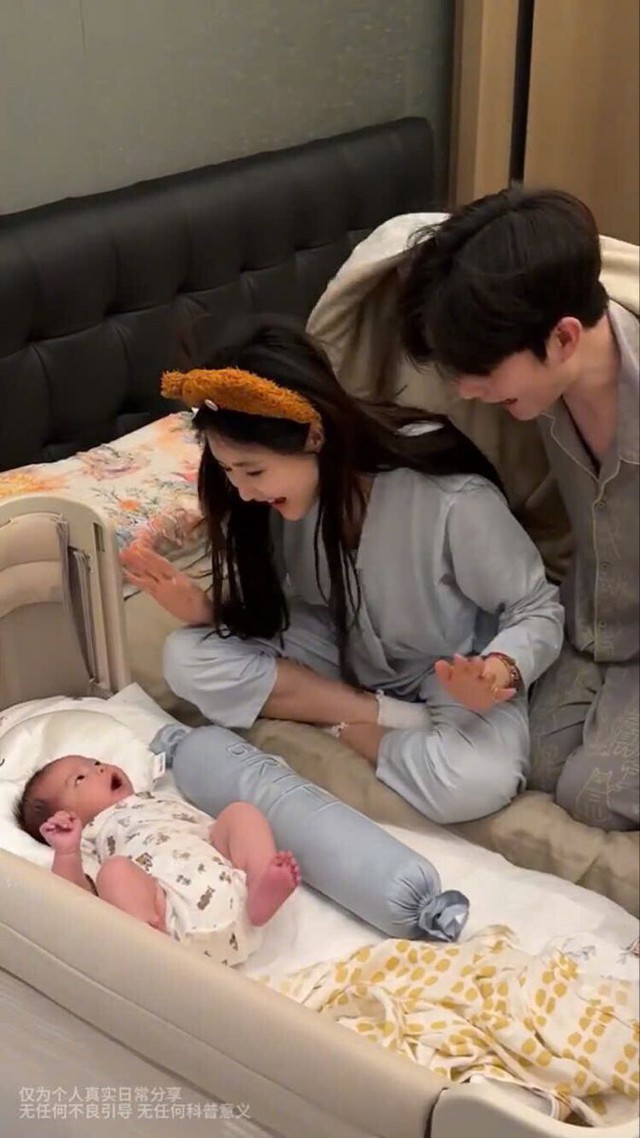 Khi em b&eacute; c&oacute; những biểu hiện n&agrave;y, chứng tỏ b&eacute; đ&atilde; bắt đầu nhận ra người quen v&agrave; biết ai l&agrave; mẹ- Ảnh 1.