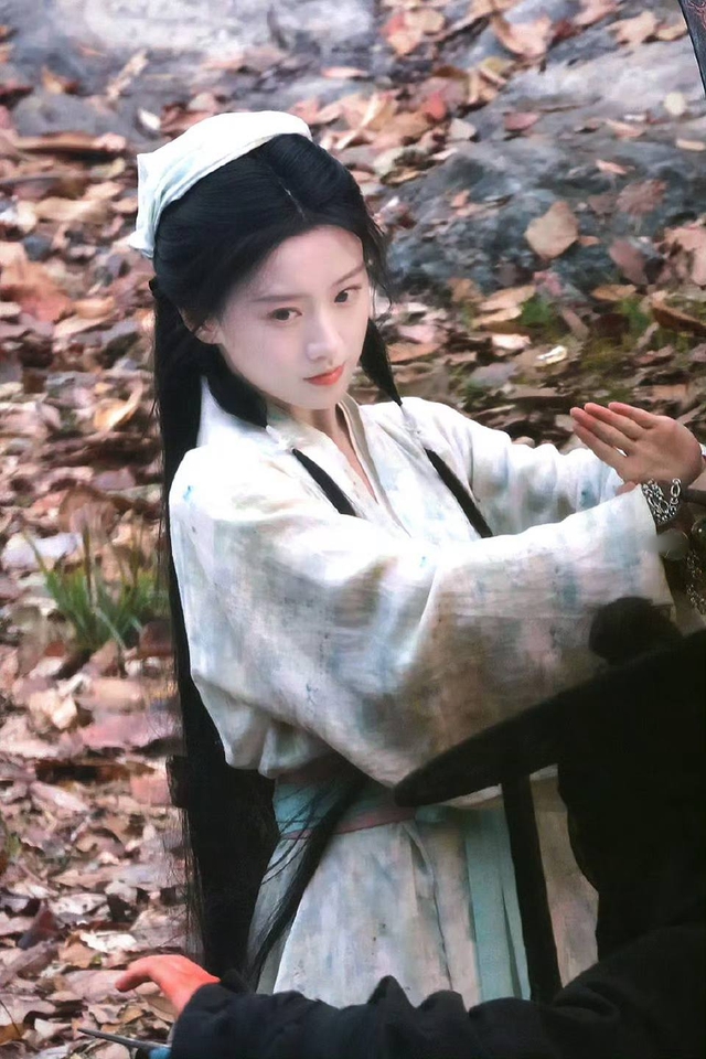 Phong hoa tuyệt đại cũng không đủ hình dung mỹ nhân này: Trời sinh để đóng cổ trang, ngắm một hồi tưởng xuyên không- Ảnh 8.