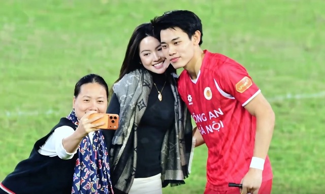 10 giây của Đình Bắc và Chu Thanh Huyền đang viral: "Cậu ấy lễ phép quá"- Ảnh 4. 10 giây của Đình Bắc và Chu Thanh Huyền đang viral: "Cậu ấy lễ phép quá"- Ảnh 4.