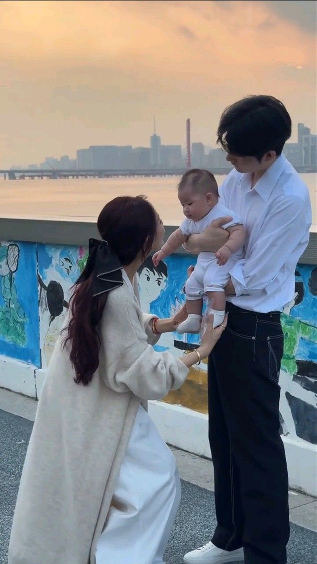 Khi em b&eacute; c&oacute; những biểu hiện n&agrave;y, chứng tỏ b&eacute; đ&atilde; bắt đầu nhận ra người quen v&agrave; biết ai l&agrave; mẹ- Ảnh 2.