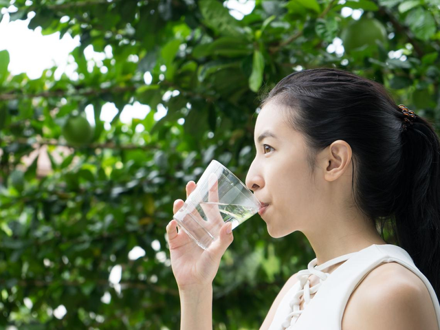 Da khô, ngứa ngáy vào mùa lạnh? 4 cách điều chỉnh chế độ ăn giúp nuôi dưỡng làn da từ bên trong- Ảnh 3. Da khô, ngứa ngáy vào mùa lạnh? 4 cách điều chỉnh chế độ ăn giúp nuôi dưỡng làn da từ bên trong- Ảnh 3.