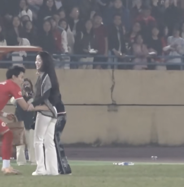 Đình Bắc hot đến mức Chu Thanh Huyền - vợ Quang Hải cũng phải xuống sân xin chụp ảnh cùng- Ảnh 2. Đình Bắc hot đến mức Chu Thanh Huyền - vợ Quang Hải cũng phải xuống sân xin chụp ảnh cùng- Ảnh 2.