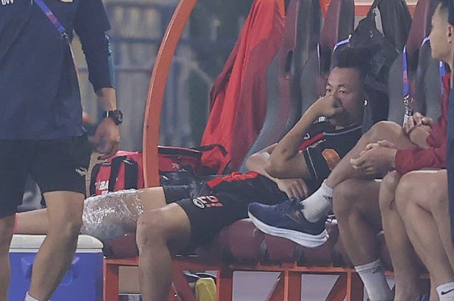 Tiền vệ U23 Việt Nam kể lại khoảnh khắc rùng mình ám ảnh nhất sự nghiệp: "Tôi nghe thấy tiếng dây chằng đứt..."- Ảnh 1.