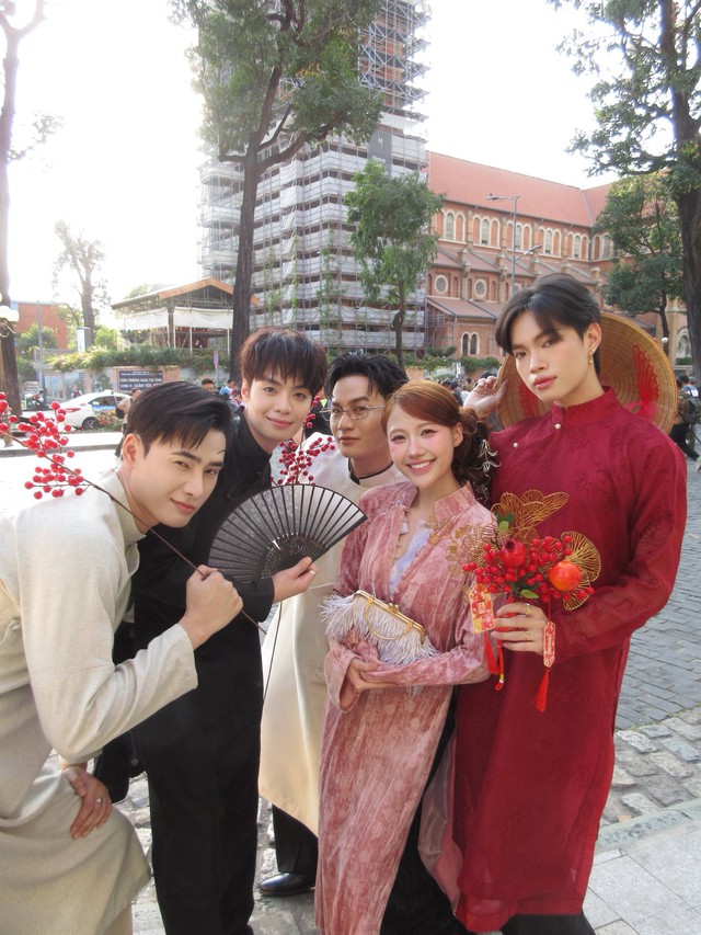 Uyển Ân hứng chỉ trích vì chụp ảnh Tết cùng kiểu áo dài cách tân gây tranh cãi- Ảnh 1.