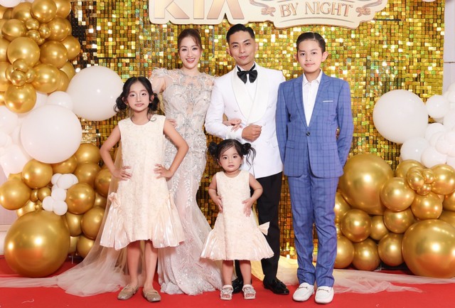 Gia đình Khánh Thi - Phan Hiển gây "sốt" với khung hình cực phẩm: Bé Lisa chiếm trọn spotlight vì biểu cảm quá đáng yêu!- Ảnh 2.