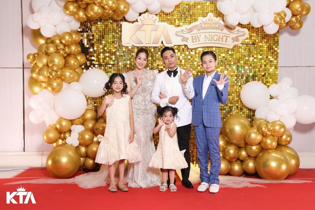 Gia đình Khánh Thi - Phan Hiển gây "sốt" với khung hình cực phẩm: Bé Lisa chiếm trọn spotlight vì biểu cảm quá đáng yêu!- Ảnh 1.